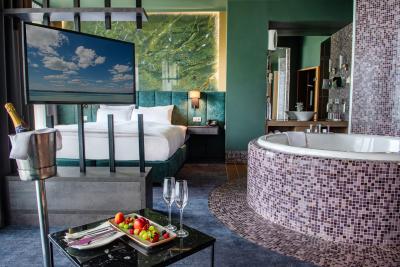Hotelzimmer mit Whirlpool für ein romantisches Wochenende im Siofok - ✔️ Azúr Prémium Hotel***** Siófok - neues Wellnesshotel mit Ausblick auf den Plattensee