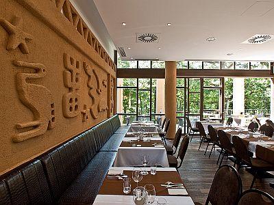 Elegantes Restaurant im Hotel Bambara in Felsötarkany im Bükk Gebirge - mit traditionellen afrikanischen Spezialitäten - Bambara Hotel Felsötarkany - Wellness Hotel Bambara im Bükk-Gebirge mit Sonderpreisen