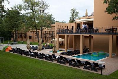 Außenbecken im Hotel Bambara in Felsötarkany - Wellness- und Konferenzhotel Bambara in der Nähe von Budapest mit professionellen Wellnessbehandlungen - Bambara Hotel Felsötarkany - Wellness Hotel Bambara im Bükk-Gebirge mit Sonderpreisen