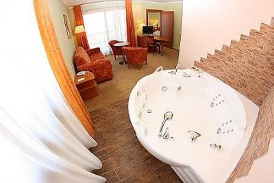 Hotel Aquarell Cegled - Hotelzimmer mit Jacuzzi zum günstigen Preis für ein romantische Wochenende - ✔️ Hotel Aquarell**** Cegléd - Aquarell Wellnesshotel in Cegled, Ungarn