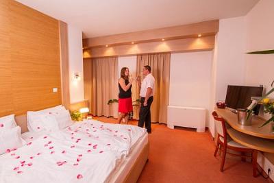 Hotel Corvus Aqua elegantes romantisches Hotelzimmer in Gyoparosfürdo - ✔️ Corvus Aqua Hotel**** Gyopárosfürdő - Günstiges Wellnesshotel mit Halbpension in Oroshaza
