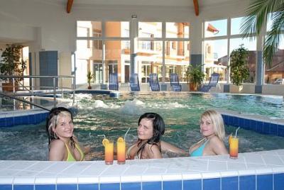 Bedeckte Becken und Jacuzzi in Aqua Spa Wellness Hotel Cserkeszolo - ✔️ Aqua Spa Hotel**** Cserkeszőlő - Spa Wellness Hotel in Cserkeszölö mit günstigerem Preis