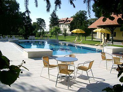 Schloßhotel - Schwimmbad im Schloßhotel Degenfeld Graf Hotel in Tarcal - ✔️ Grof Degenfeld Kastelyszallo**** - Schlosshotel Graf Degenfeld in Tarcal, Ungarn