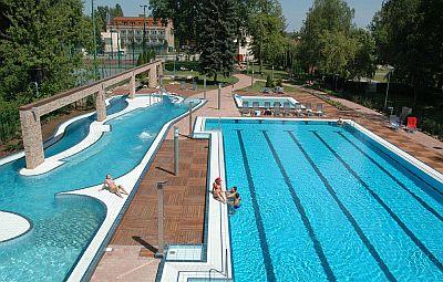 4-Sterne Wellness- und Konferenzhotel in Budapest - Schwimmbecken für Kinder und Erwachsenen - Wellness Wochenende in Budapest - ✔️ Holiday Beach Hotel**** Budapest - Wellness und Konferenzhotel in Budapest