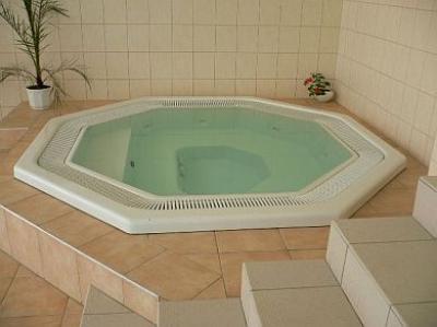 Wellnesshotel in Ungarn - Jakuzzi im Wellnesshotel in Mezökövesd - Zsory Hotel Fit Mezökövesd - Wellnesshotel in Mezökövesd