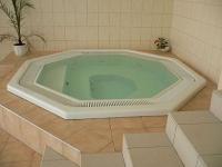 Wellnesshotel in Ungarn - Jakuzzi im Wellnesshotel in Mezökövesd
