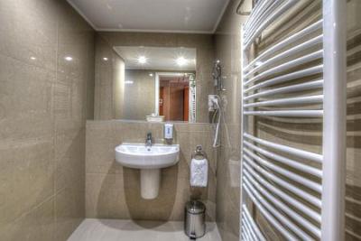 Hotel Anna Budapest - schönes neues Badezimmer im Anna Hotel - ✔️ Hotel Ann Budapest ✔️ Billige 4* Hotel in Budapest