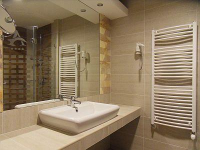 Elegantes und schönes Badezimmer in dem Atlantis hotel - ✔️ Atlantis Hotel**** Hajdúszoboszló ✔️ Kurhotel in Ungarn