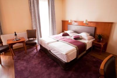 Zweibettzimmer im Antikstil im Pannonia Hotel - Sopron - Pannonia Hotel Sopron - Angenehmes Hotel in Sopron zu günstigen Preisen mit Wellnessdienstleistungen