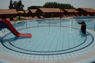 Wasserrutsche für Kinder, Innen- und Aussenbecken, Erlebnisbad - ✔️ Bungalow Aqua Cserkeszolo - Wellness Bungalow Aqua Spa