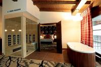 Suite mit Jacuzzi und Sauna im Cascade Hotel in Demjen