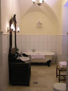 Badezimmer im Schlosshotel  Hedervar Ungarn - Imposantes Hotel mit historischer Umgebung, eleganter Einrichtung und allen Ansprüchen befriedigender Ausrüstung - Hedervary Schlosshotel  Hédervár ✔️ Ungarn