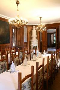 Jagdsaal mit einem Empire-Ofen - Schlosshotel Ungarn im imposanten historischen Stil in Hedervar, Ungarn - Hedervary Schlosshotel  Hédervár - Ungarn - Hédervár