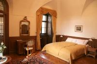 Schlafzimmer in Schlosshotel Hedervar mit Antikmöbeln, Hedervar - Ungarn