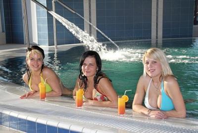 Wellness Wochenende in Cserkeszolo - Freie und bedeckte Becken - Aqua Spa Hotel**** Cserkeszőlő - Spa Wellness Hotel in Cserkeszölö mit günstigerem Preis