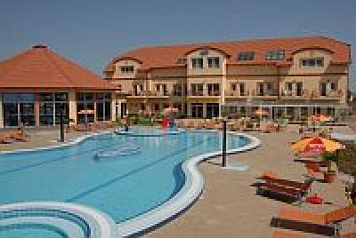 Erlebnisbad im Freien des Aqua-Spa Hotel Cserkeszolo 4* - ✔️ Aqua Spa Hotel**** Cserkeszőlő - Spa Wellness Hotel in Cserkeszölö mit günstigerem Preis