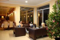 Aqua-Spa Wellness Hotel Cserkeszolo - Elegantes Lobby und Drink Bar