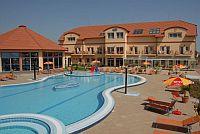 Erlebnisbad im Freien des Aqua-Spa Hotel Cserkeszolo 4* ✔️ Aqua Spa Hotel**** Cserkeszőlő - Spa Wellness Hotel in Cserkeszölö mit günstigerem Preis - 