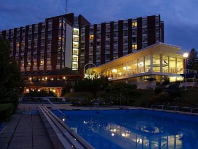 Nachtaufnahme vom Hotel Danubius Health Spa Resort Aqua in Heviz - ENSANA Thermenhotel Aqua**** Heviz -Thermal und Kurhotel in Heviz, Ungarn