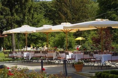 Terrasse im Graf Degenfeld Schloßhotel in Tarcal, im Tokajer Weingebiet - ✔️ Gróf Degenfeld Kastélyszálló ✔️ Schlosshotel in Tarcal