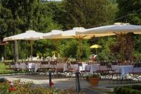 Terrasse im Graf Degenfeld Schloßhotel in Tarcal, im Tokajer Weingebiet