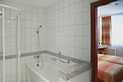 Badezimmer - Hotel Naturmed Carbona - Thermal Spa Ungarn - Kururlaub in Ungarn - ✔️ NaturMed Hotel Carbona**** Hévíz ✔️ Thermalhotel in Hévíz