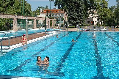 Schwimmbecken  - Holiday Beach Budapest - wellness hotel - Budapest - Hungary - Wellness - Conference hotel - ✔️ Holiday Beach Hotel**** Budapest - Wellness und Konferenzhotel in Budapest