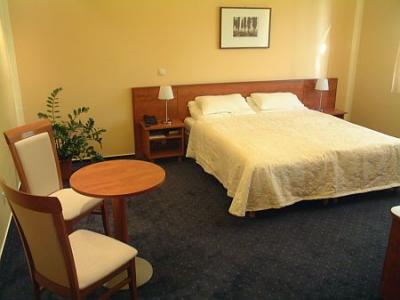 Dobbelzimmer mit Transfer vom Flughafen in Vecses -  Airport Hotel Stacio, 5 Minuten weit weg vom Flughafen Ferihegy - ✔️ Airport Hotel Stáció Vecsés ✔️ Sonderangebote Flughafen