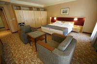Gemütliches Doppelzimmer mit französichem Bett im Hotel Drava 4*
