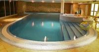Inneres Schwimmbecken im Echo Residence All Suite Luxury Hotel in Tihany, am Balaton