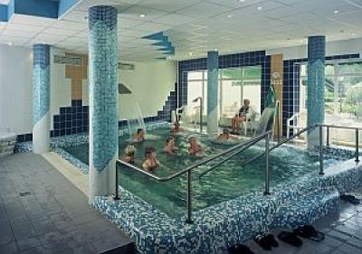 Schwimmbecken mit Thermalwasser im Hotel Nagyerdö in Debrecen - ✔️ Hotel Nagyerdő*** Debrecen ✔️ Thermalhotel in Debrecen