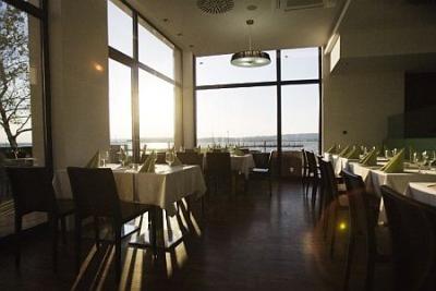 Restaurant mit Ausblick auf den Velence-See - Vital Hotel Nautis - ✔️ Vital Hotel Nautis**** Gardony ✔️ Wellnesshotel Nautis