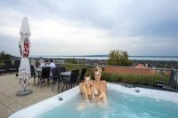 Zenit Hotel Balaton mit Wellnessleistungen und Jacuzzi auf den Terrasse