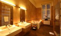 Elegantes Badezimmer des Luxhotels Balatonfüred Hotel Ipoly Residence 