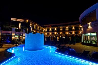 Romantisches Wellnesswochenende im Hotel Kapitany in Sümeg - Schwimmbecken in abendlicher Beleuchtung - ✔️ Hotel Kapitany Wellness Sümeg ✔️ Günstige Hotel Kapitány