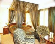 Elegantes und romantisches Zimmer mit Himmelbett von Duna Relax Event Wellness Hotel in Rackeve