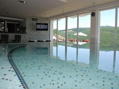 Wellnessbecken mit Panoramablick auf Kekesteto im Hotel Ozon Residence - ✔️ Hotel Ózon Mátraháza ✔️ Ózon Wellness Aktion