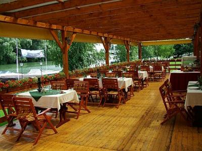 Grillterrasse im Amstel Hattyu Pension Györ - Pension in Györ - ✔️ Amstel Hattyú Győr**** - Günstiges Gasthaus im Zentrum von Győr in der Nähe des Thermalbades