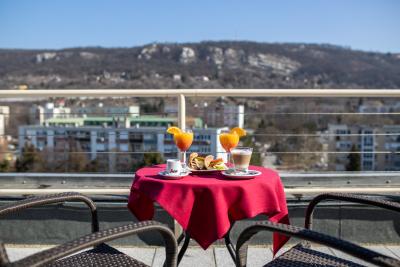 Árpád Hotel Tatabánya - Terrasse im Hotel Árpád in Tatabánya - ✔️ Árpád Hotel*** Tatabánya - Billige Unterkunft in Tatabánya zum Aktionspreis
