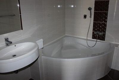 Session Hotel**** schönes Badezimmer mit Dusche oder Badewanne - ✔️ Hotel Session**** Aqualand Ráckeve ✔️ Thermalhotel Session