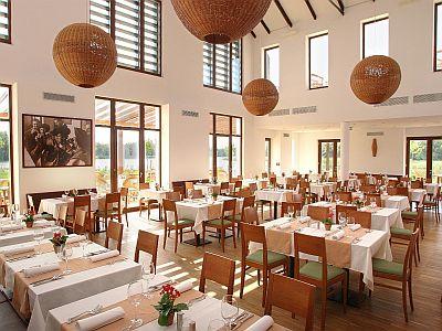 Schönes und elegantes Restaurant des Tisza Balneum Hotel in Tiszafüred - ✔️ Tisza Balneum Thermalhotel**** ✔️ Wellnesshotel Balneum