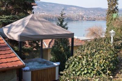 Jacuzzi mit Panorama auf Donau in Visegrád in Var Wellness und Kastelyhotel - Vár Wellness Kastélyhotel*** Visegrád - Billiges Wellness und Schlosshotel in Visegrád